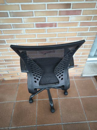 Silla de oficina ergonómica negra
