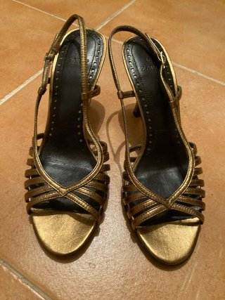 Sandalias doradas tacón Zara