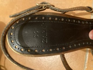 Sandalias doradas tacón Zara