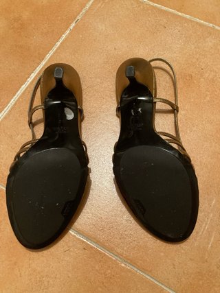 Sandalias doradas tacón Zara