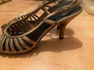 Sandalias doradas tacón Zara
