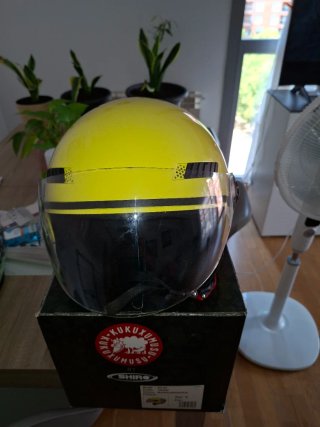 Casco amarillo nuevo sin estrenar