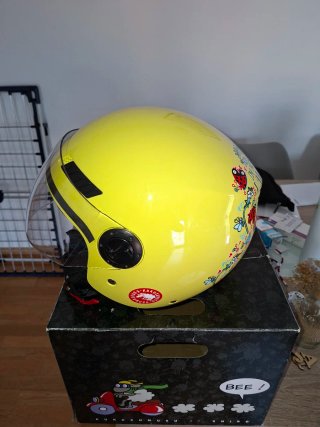Casco amarillo nuevo sin estrenar