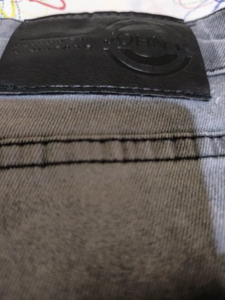 Pantalones vaqueros grises hombre tipo motorista