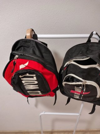 Lote de mochilas y bolsa rojo