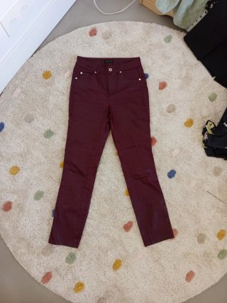 Pantalón efecto piel granate