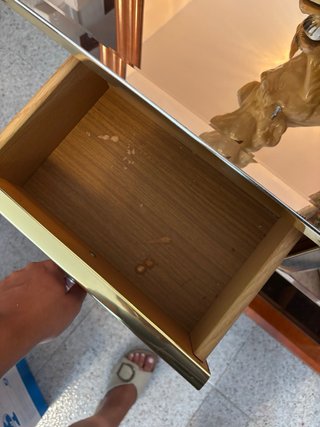 Recibidor de madera y cristal.