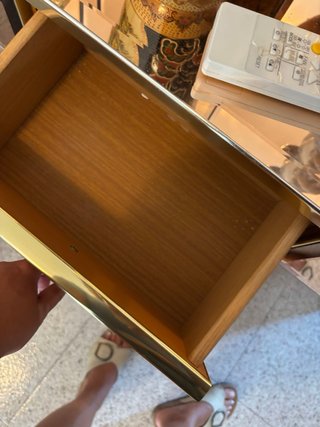 Recibidor de madera y cristal.
