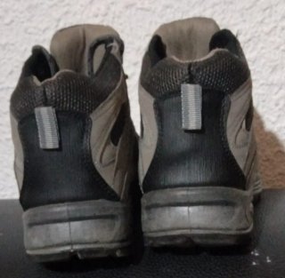 Botas de montaña grises y negras