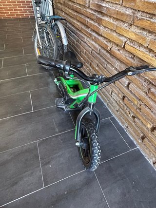 Bici eléctrica infantil verde