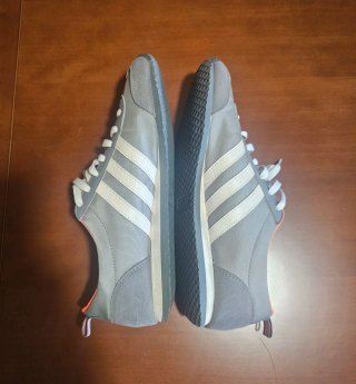 Zapatillas Adidas JOG grises y blancas