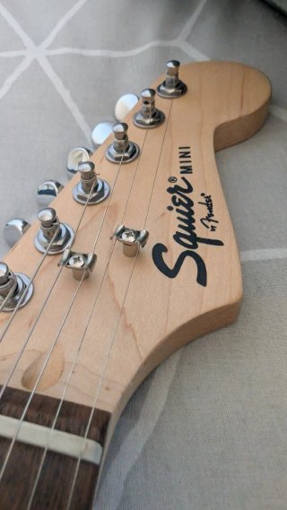 Guitarra FENDER SQUIER Mini Stratocaster V2 BK IL