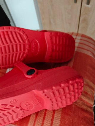 Zuecos tipo Crocs Azul (40) y Rojo (39)