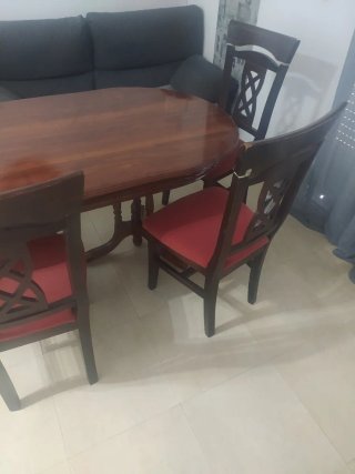 Mesa de salón con 4 sillas
