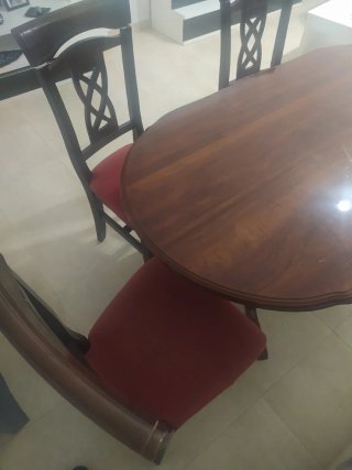 Mesa de salón con 4 sillas