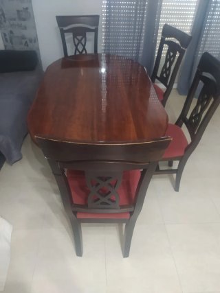 Mesa de salón con 4 sillas