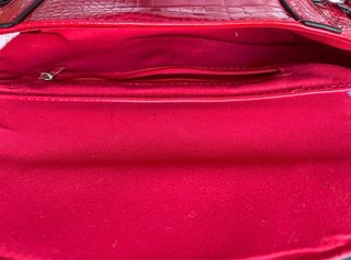 Bolso rojo Stradivarius efecto piel cocodrilo