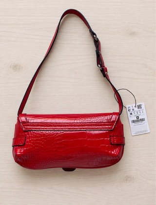 Bolso rojo Stradivarius efecto piel cocodrilo