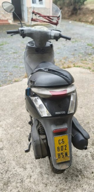 Piaggio Zip Scooter Negra