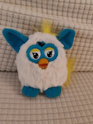 Peluche Furby blanco y azul