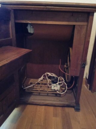 Mueble de madera y maquina de coser Alfa vintage