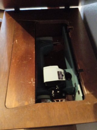 Mueble de madera y maquina de coser Alfa vintage
