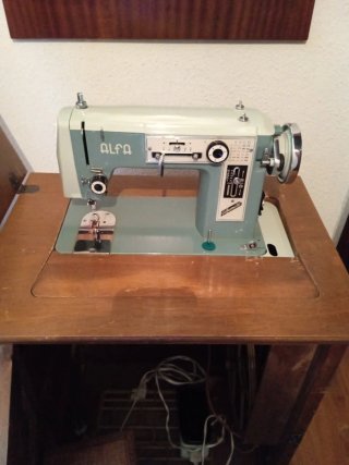 Mueble de madera y maquina de coser Alfa vintage