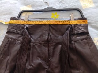 Falda MIDI de piel marrón