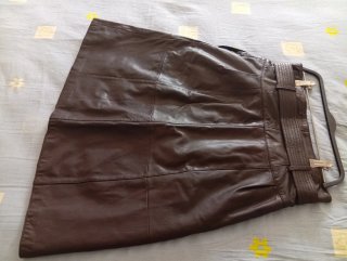 Falda MIDI de piel marrón