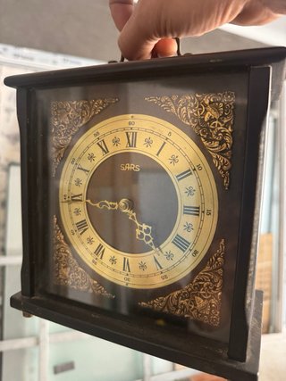 Reloj de sobremesa SARS