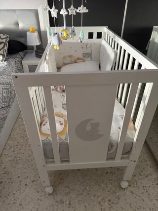 Cuna de bebé blanca + colchón