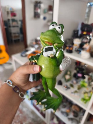 Figura Rana Decorativa con Móvil