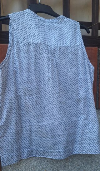 Camisa sin mangas blanca topos