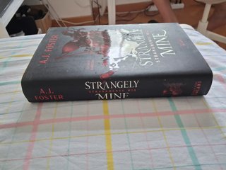 Strangely mine. Stranamente mio - A.J. Foster