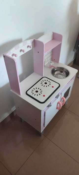 Cocina infantil de madera rosa