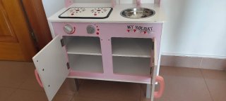 Cocina infantil de madera rosa