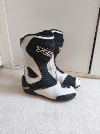 Botas de cuero para moto marca TCX.