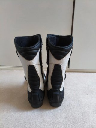 Botas de cuero para moto marca TCX.