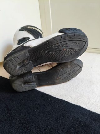 Botas de cuero para moto marca TCX.