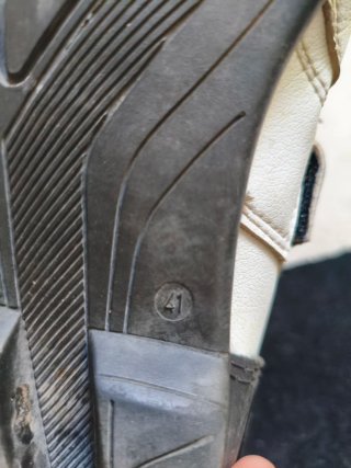 Botas de cuero para moto marca TCX.
