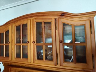 Aparador de madera de pino con puertas de cristal