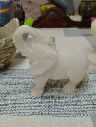 Figuras talladas: cisne, elefante y jarrón