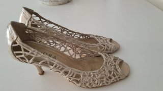 Zapatos de tacón beige/dorados