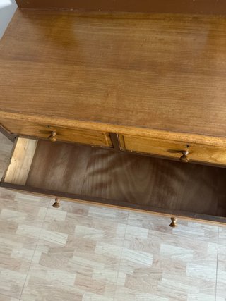 Cómoda de madera con espejo