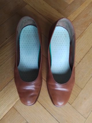 Zapatos piel marrón cómodos, versátiles, combinan.