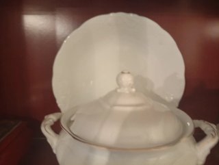 Sopera y plato base de porcelana