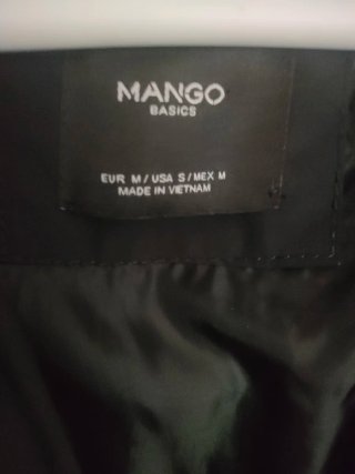 Abrigo acolchado negro cintura ajustada y capucha