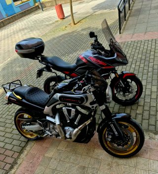 Yamaha MT-01 Negra y Dorada