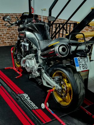 Yamaha MT-01 Negra y Dorada