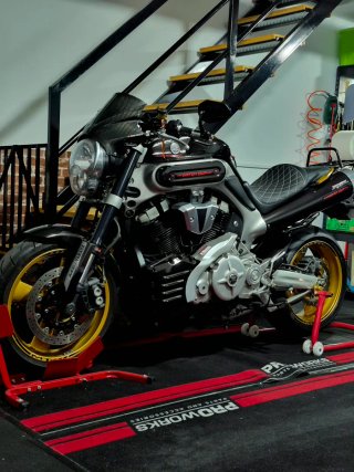 Yamaha MT-01 Negra y Dorada